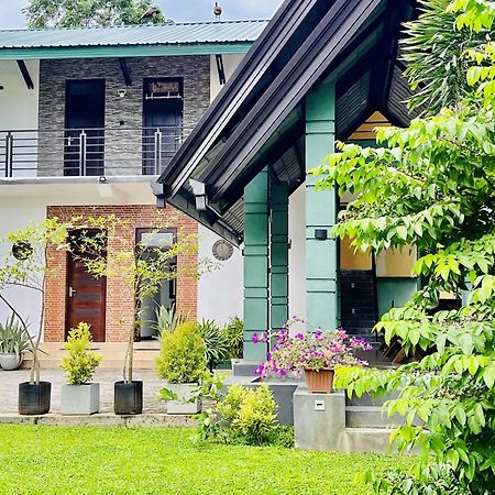 Aura Villa Полонарува Екстериор снимка