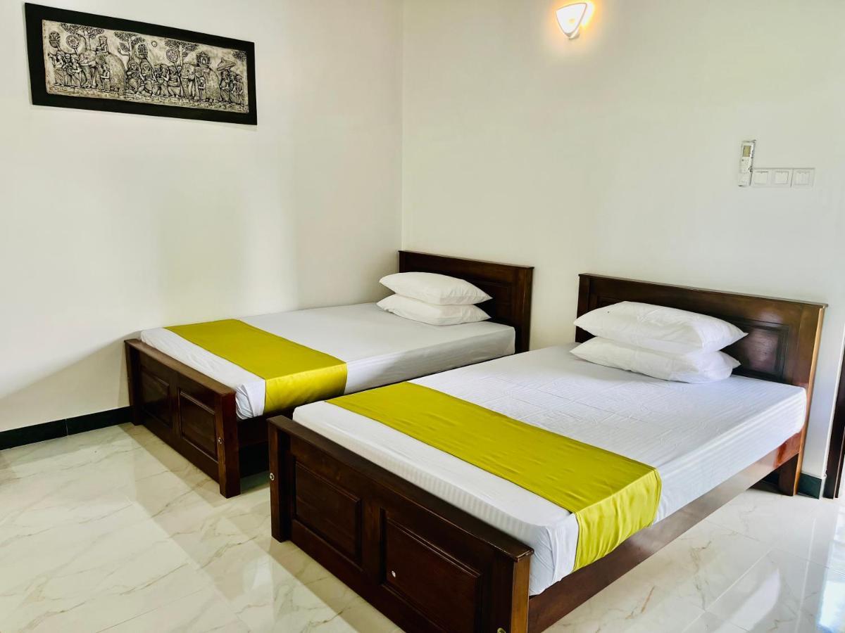 Aura Villa Полонарува Екстериор снимка