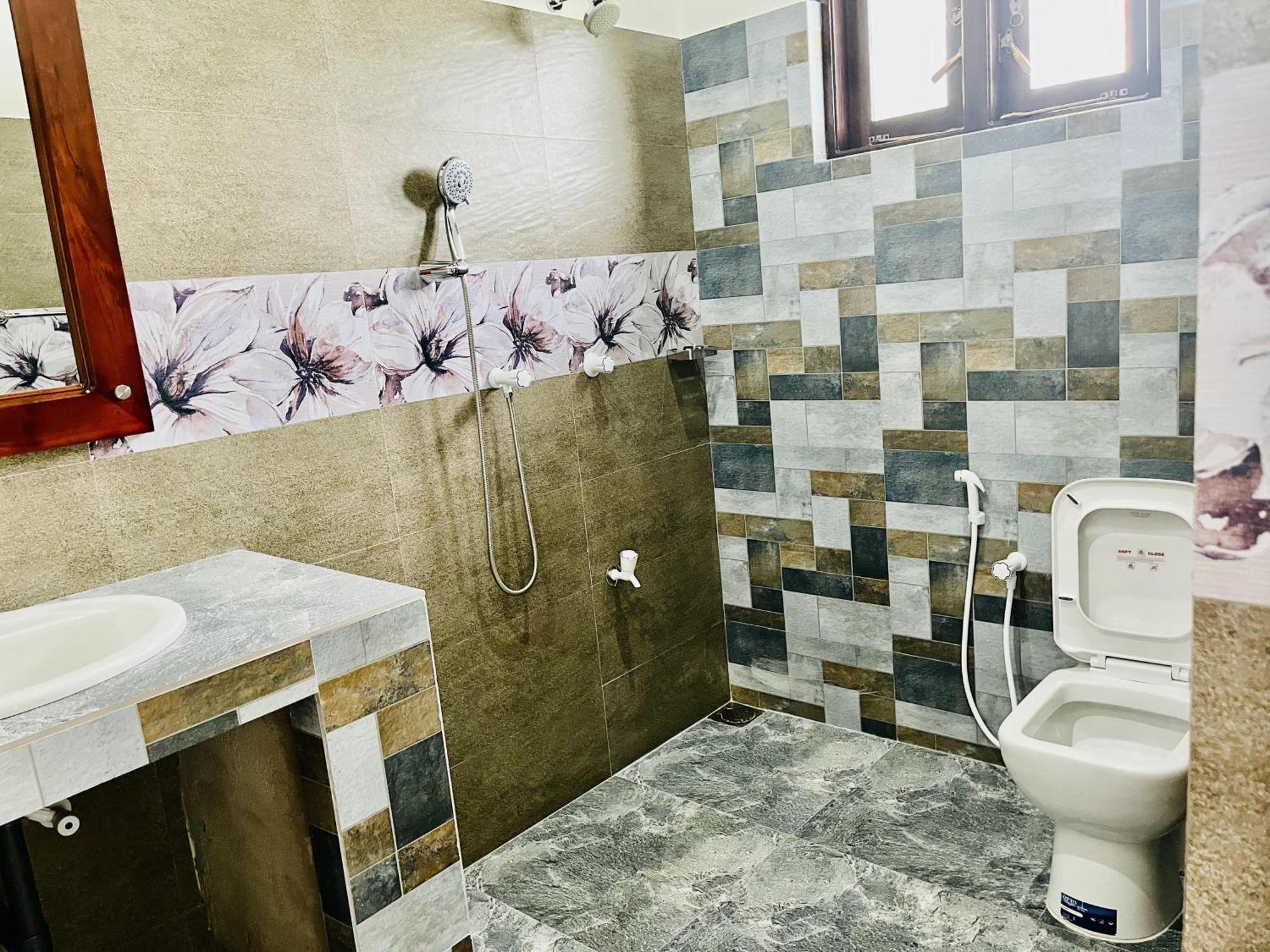 Aura Villa Полонарува Екстериор снимка