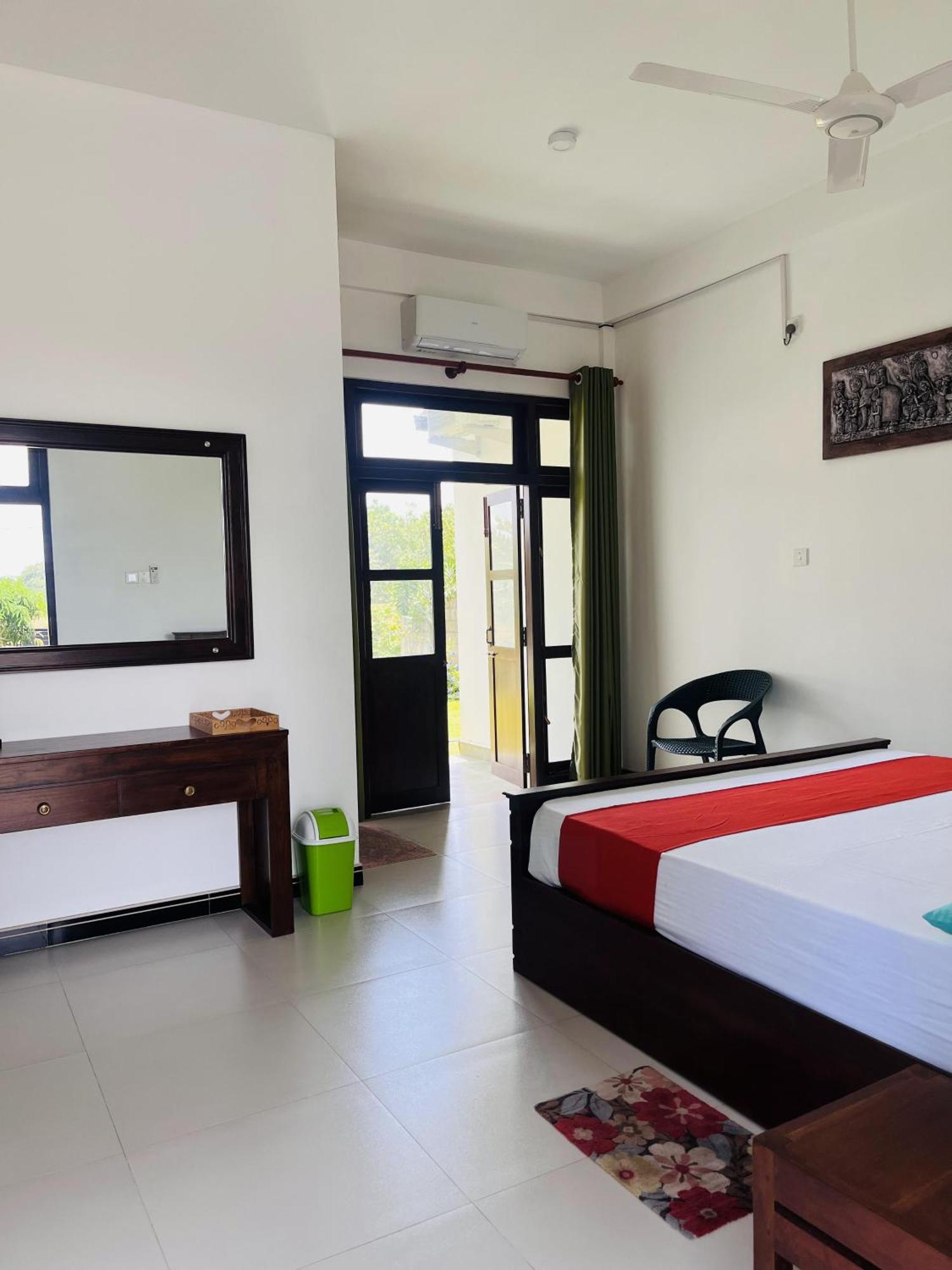 Aura Villa Полонарува Екстериор снимка