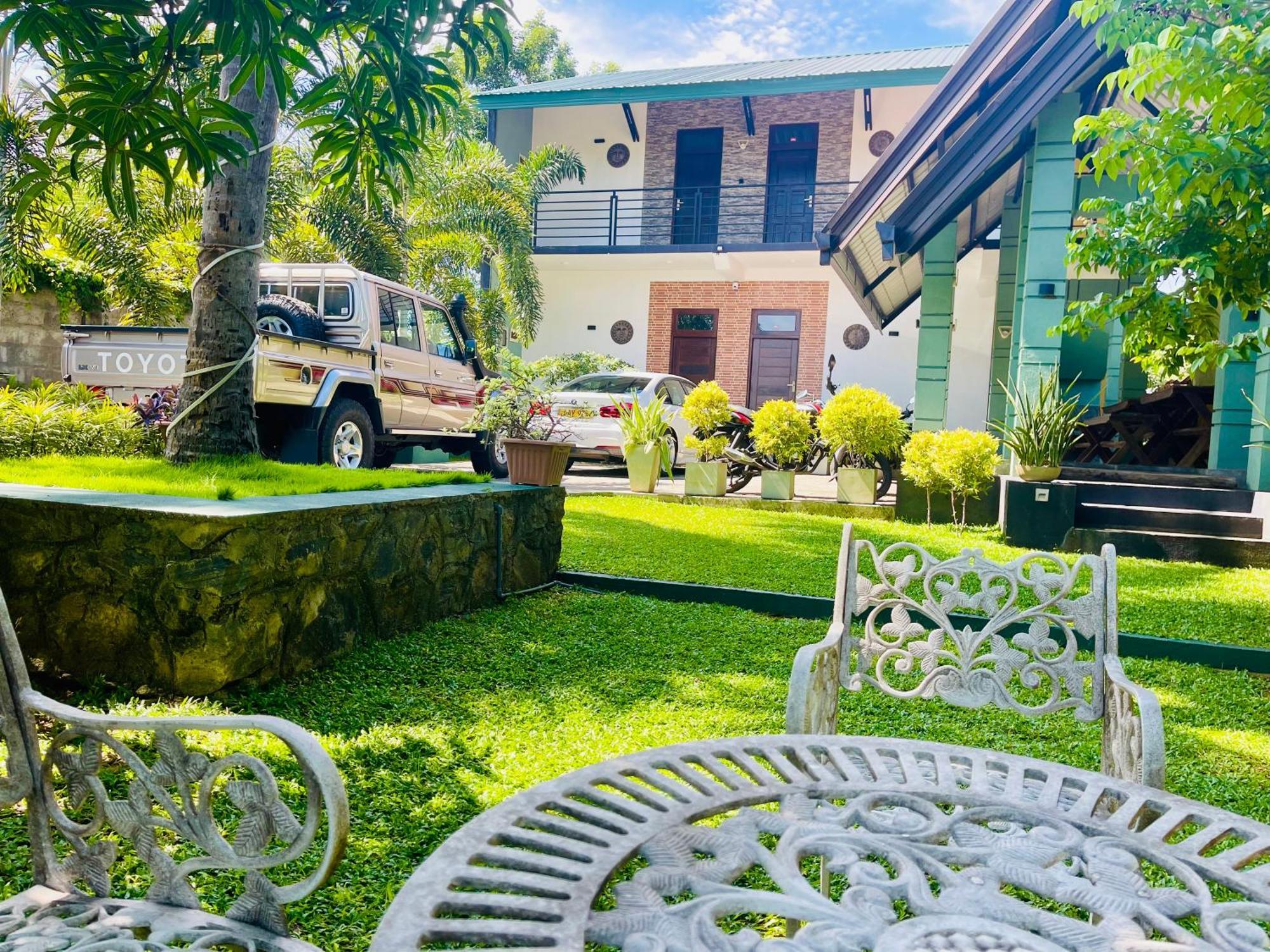 Aura Villa Полонарува Екстериор снимка