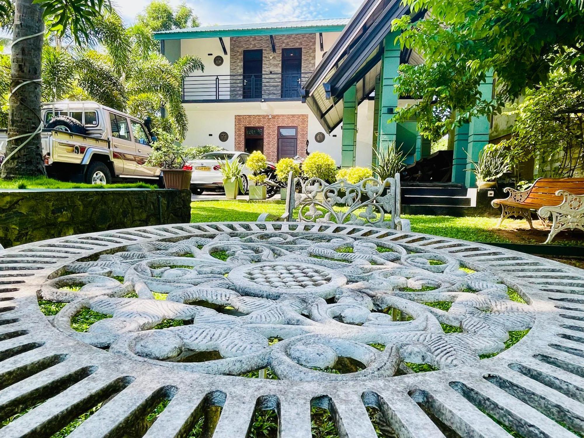 Aura Villa Полонарува Екстериор снимка